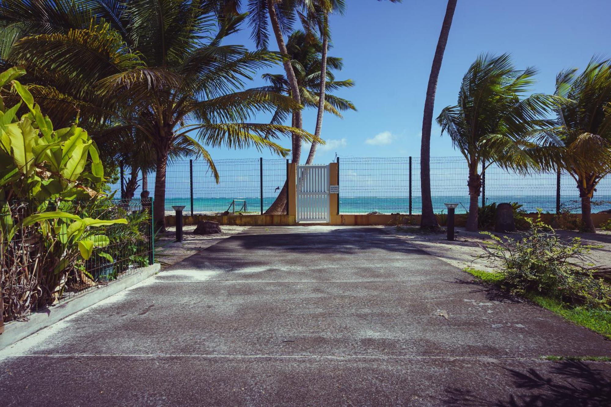 Le Touloublue - Tres Bel Appartement Face A La Mer Sainte-Anne  Exterior foto